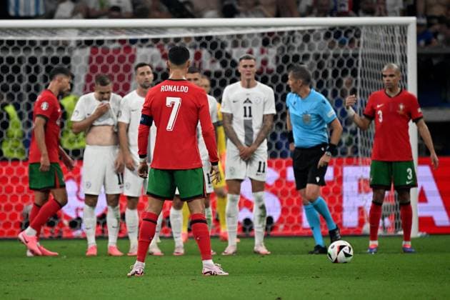 01 07 2024, xjhx, Football EM 2024 1 8 Final, Portugal Slovenia emspor, v l Cristiano Ronaldo Portugal at free kick UEFA REGULATIONS PROHIBIT ANY USE OF PHOTOGRAPHS as IMAGE SEQUENCES and or QUASI VIDEO Frankfurt am Main