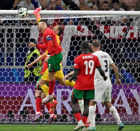 01 07 2024, Football UEFA EURO 2024, Round of 16, Portugal Slovenia, in the Frankfurt Arena Frankfurt am Main, v l Cristiano Ronaldo Portugal vs Jan Oblak Slovenia