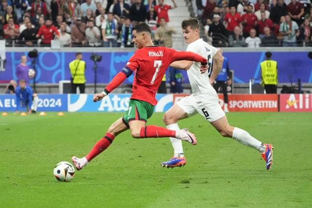 Great chance just before the end for Cristiano Ronaldo Portugal, 07 , but he shoots straight at goalkeeper Jan Oblak Slovenia, Slovenia, 01 Frankfurt 01 07 2024 Portugal vs Slovenia, EURO2024, M41 Round of 16, EM Arena Frankfurt