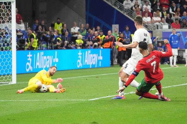 Great chance just before the end for Cristiano Ronaldo Portugal, 07 , but he shoots straight at goalkeeper Jan Oblak Slovenia, Slovenia, 01 Frankfurt 01 07 2024 Portugal vs Slovenia, EURO2024, M41 Round of 16, EM Arena Frankfurt