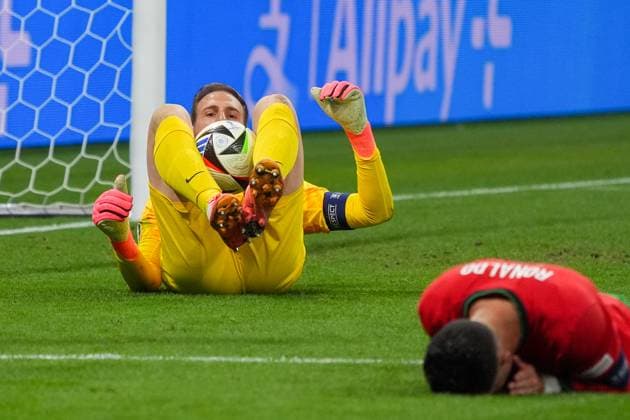 Great chance just before the end for Cristiano Ronaldo Portugal, 07 , but he shoots straight at goalkeeper Jan Oblak Slovenia, Slovenia, 01 Frankfurt 01 07 2024 Portugal vs Slovenia, EURO2024, M41 Round of 16, EM Arena Frankfurt