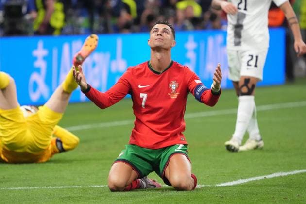 Great chance just before the end for Cristiano Ronaldo Portugal, 07 , but he shoots directly at goalkeeper Jan Oblak Slovenia, 01 and cant believe it, disbelieving, Emotion Frankfurt 01 07 2024 Portugal vs Slovenia, EURO2024, M41 Round of 16, EM Arena Frankfurt