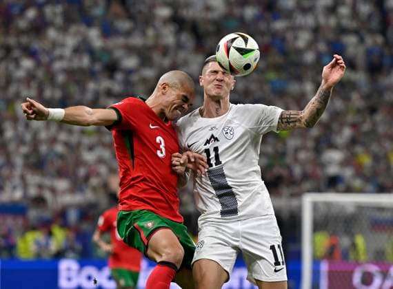 01 07 2024, Football UEFA EURO 2024, Round of 16, Portugal Slovenia, in the Frankfurt Arena Frankfurt am Main, v l Pepe Portugal vs Benjamin Sesko Slovenia