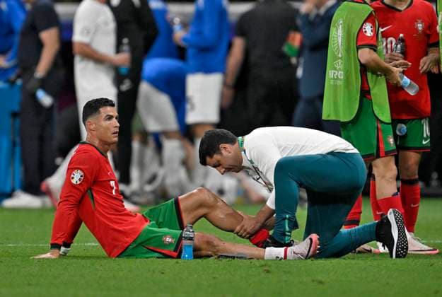 01 07 2024, Football UEFA EURO 2024, Round of 16, Portugal Slovenia, in the Frankfurt Arena Frankfurt am Main, The muscles of Cristiano Ronaldo Portugal are loosened