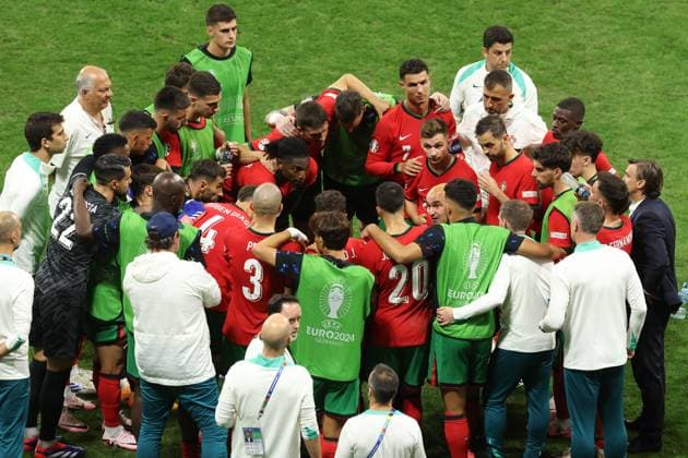 Portugal pre extra time huddle Portugal v Slovenia, UEFA European Championship, EM, Europameisterschaft 2024, Round of 16, Football, Frankfurt Arena, Frankfurt, Germany - 01 Jul 2024 EDITORIAL USE ONLY No use with unauthorised audio, video, data, fixture lists, club league logos or live services. Online in-match use limited to 120 images, no video emulation. No use in betting, games or single club league player publications. Copyright: xPaulxCurrie Shutterstockx 14566636bm