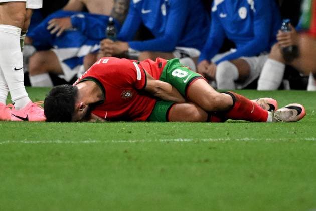 01 07 2024, xjhx, Football EM 2024 1 8 Final, Portugal Slovenia emspor, v l Bruno Miguel Bonges Fernandes Portugal with pain, injured, injury UEFA REGULATIONS PROHIBIT ANY USE OF PHOTOGRAPHS as IMAGE SEQUENCES and or QUASI VIDEO Frankfurt am Main