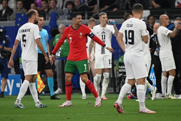 01 07 2024, xjhx, Football EM 2024 1 8 Final, Portugal Slovenia emspor, v l Cristiano Ronaldo Portugal UEFA REGULATIONS PROHIBIT ANY USE OF PHOTOGRAPHS as IMAGE SEQUENCES and or QUASI VIDEO Frankfurt am Main