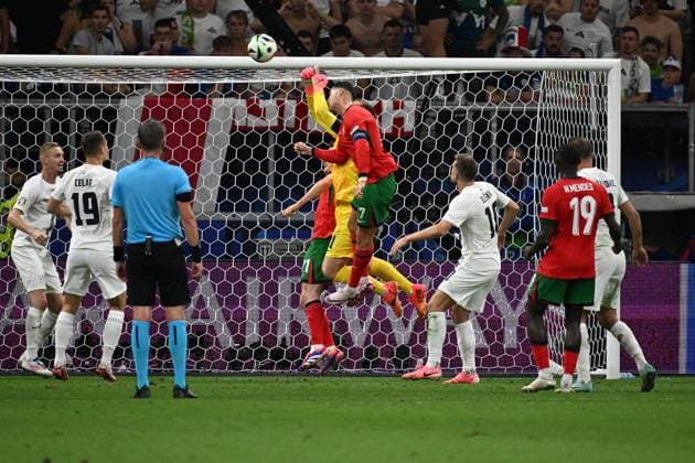 01 07 2024, xjhx, Football EM 2024 1 8 Final, Portugal Slovenia emspor, v l Jan Oblak Slovenia Cristiano Ronaldo Portugal duel, action, action, battle for the ball UEFA REGULATIONS PROHIBIT ANY USE OF PHOTOGRAPHS as IMAGE SEQUENCES and or QUASI VIDEO Frankfurt am Main