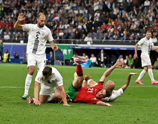01 07 2024, Football UEFA EURO 2024, Round of 16, Portugal Slovenia, in the Frankfurt Arena Frankfurt am Main, Diogo Jota Portugal is fouled