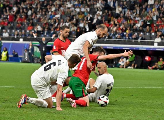 01 07 2024, Football UEFA EURO 2024, Round of 16, Portugal Slovenia, in the Frankfurt Arena Frankfurt am Main, Diogo Jota Portugal is fouled