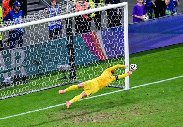 Goalkeeper Jan Oblak Slovenia saves a penalty kick from Cristiano Ronaldo Portugal , UEFA EURO 2024 Round of 16, Portugal vs Slovenia, Arena Frankfurt on July 01, 2024 in Frankfurt am Main, Germany Photo by Silas Schueller DeFodi Images Goalkeeper Jan Oblak Slovenia saves a penalty from Cristiano Ronaldo Portugal , UEFA EURO 2024 Round of 16, Portugal vs Slovenia, Arena Frankfurt on July 1, 2024 in Frankfurt am Main, Germany Photo by Silas Schueller DeFodi Images Defodi 738 738 PORSVN 20240701 270 Defodi-738