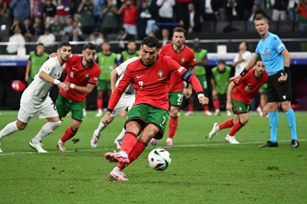 01 07 2024, xjhx, Football EM 2024 1 8 Final, Portugal Slovenia emspor, v l Cristiano Ronaldo Portugal misses the penalty UEFA REGULATIONS PROHIBIT ANY USE OF PHOTOGRAPHS as IMAGE SEQUENCES and or QUASI VIDEO Frankfurt am Main