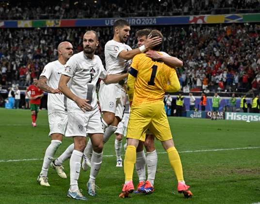 01 07 2024, Football UEFA EURO 2024, Round of 16, Portugal Slovenia, in the Frankfurt Arena Frankfurt am Main, Jon Gorenc Stankovic Slovenia celebrates the keeper Jan Oblak Slovenia as well as the other players