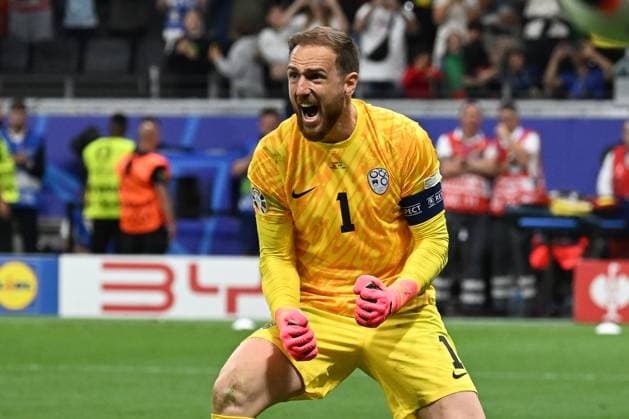 01 07 2024, xjhx, European Football Championship 2024 1 8 Final, Portugal Slovenia emspor, v l Jan Oblak Slovenia celebrates after saving the penalty against Cristiano Ronaldo Portugal UEFA REGULATIONS PROHIBIT ANY USE OF PHOTOGRAPHS as IMAGE SEQUENCES and or QUASI VIDEO Frankfurt am Main