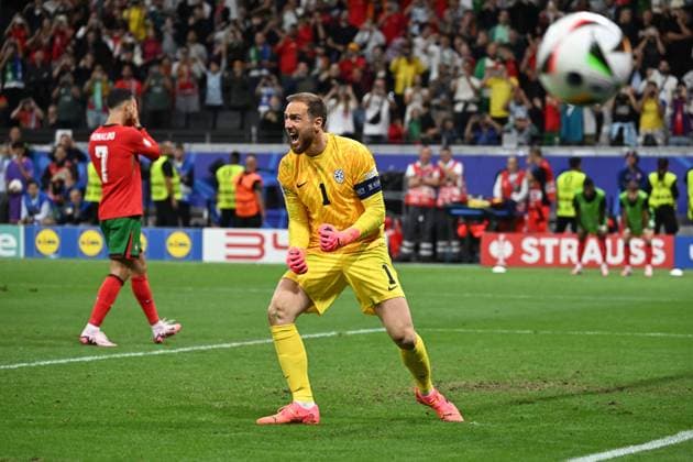 01 07 2024, xjhx, European Football Championship 2024 1 8 Final, Portugal Slovenia emspor, v l Jan Oblak Slovenia celebrates after saving the penalty against Cristiano Ronaldo Portugal UEFA REGULATIONS PROHIBIT ANY USE OF PHOTOGRAPHS as IMAGE SEQUENCES and or QUASI VIDEO Frankfurt am Main