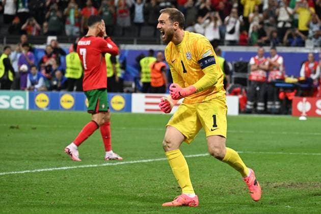 01 07 2024, xjhx, European Football Championship 2024 1 8 Final, Portugal Slovenia emspor, v l Jan Oblak Slovenia celebrates after saving the penalty against Cristiano Ronaldo Portugal UEFA REGULATIONS PROHIBIT ANY USE OF PHOTOGRAPHS as IMAGE SEQUENCES and or QUASI VIDEO Frankfurt am Main