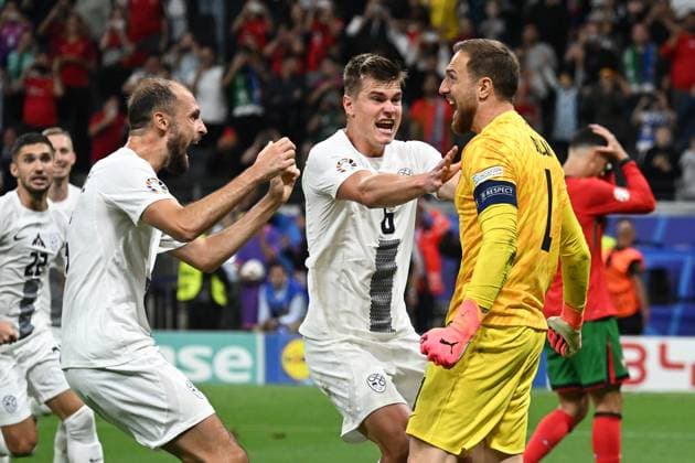 01 07 2024, xjhx, European Football Championship 2024 1 8 Final, Portugal Slovenia emspor, v l Jan Oblak Slovenia celebrates after saving the penalty against Cristiano Ronaldo Portugal UEFA REGULATIONS PROHIBIT ANY USE OF PHOTOGRAPHS as IMAGE SEQUENCES and or QUASI VIDEO Frankfurt am Main
