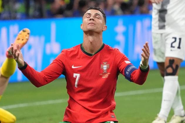 Great chance just before the end for Cristiano Ronaldo Portugal, 07 , but he shoots directly at goalkeeper Jan Oblak Slovenia, 01 and cant believe it, disbelieving, Emotion Frankfurt 01 07 2024 Portugal vs Slovenia, EURO2024, M41 Round of 16, EM Arena Frankfurt
