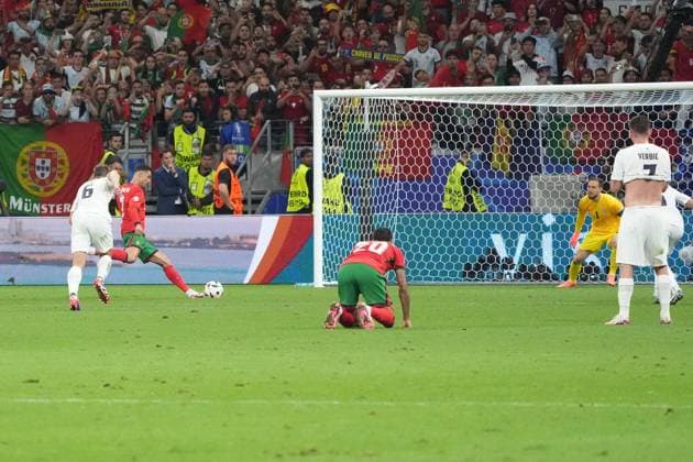 Cristiano Ronaldo Portugal, 07 shoots the penalty against goalkeeper Jan Oblak Slovenia, Slovenia, 01 Frankfurt 01 07 2024 Portugal vs Slovenia, EURO2024, M41 Round of 16, EM Arena Frankfurt
