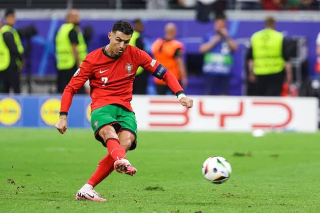 Penalty for Portugal Cristiano Ronaldo Portugal, 07 shoots the penalty GER, Portugal POR vs Slovenia SVO , European Football Championship, UEFA EURO 2024, Round of 16, 01 07 2024 GER, Portugal POR vs Slovenia SVO , European Football Championship, UEFA EURO 2024, Round of 16, 01 07 2024 Frankfurt Copyright: xEibner-Pressefoto RogerxBuerkex EP