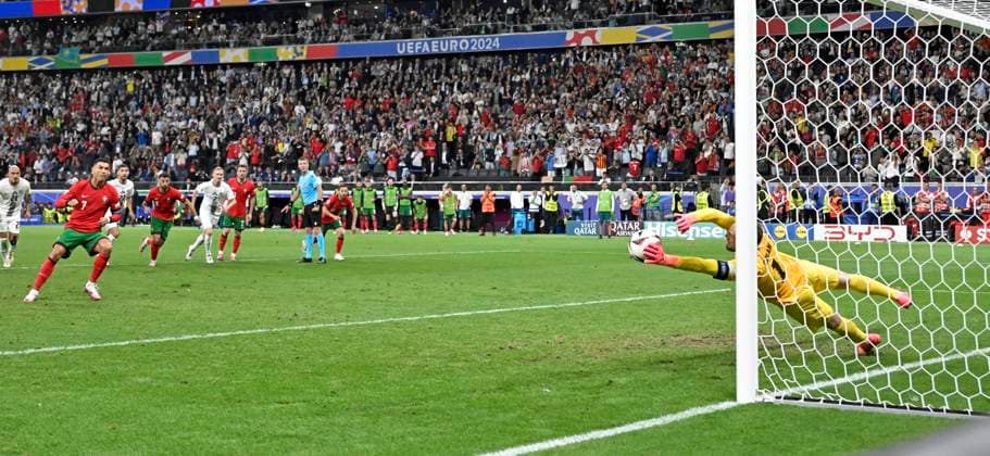 01 07 2024, Football UEFA EURO 2024, Round of 16, Portugal Slovenia, in the Frankfurt Arena Frankfurt am Main, Christiano Ronaldo Portugal misses the penalty kick