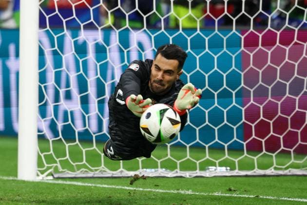 Frankfurt Arena Frankfurt am Main, UEFA EURO 2024 Germany, Monday 1 Jul 2024 Round of 16, Portugal Slovenia, goalkeeper, Goalkeeper Diogo Costa Portugal holds the penalty kick Copyright: JoaquimxFerreira