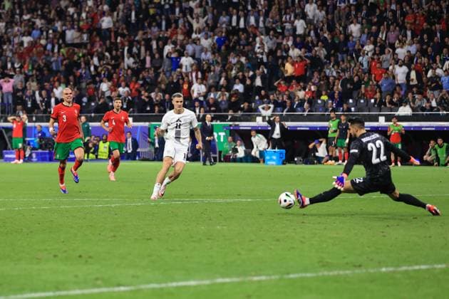Fußball UEFA EURO 2024 Achtelfinale Portugal gegen Slowenien 1. Juli 2024 UEFA EURO 2024 Achtelfinale Portugal gegen Slowenien Portugals Torwart Diego Costa pariert einen Schuss von Benjamin Sesko aus Slowenien Foto Simon Stacpoole Abseits Frankfurt Deutschland  Copyright: xSimonxStacpoolexOffside