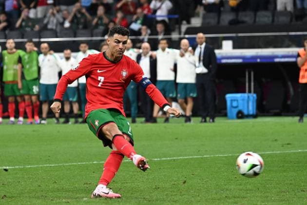 01 07 2024, xjhx, Football EM 2024 1 8 Final, Portugal Slovenia emspor, v l Cristiano Ronaldo Portugal scores in penalty shootout goal to 1 0 UEFA REGULATIONS PROHIBIT ANY USE OF PHOTOGRAPHS as IMAGE SEQUENCES and or QUASI VIDEO Frankfurt am Main