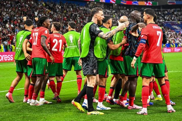 FRANKFURT - Portugal players celebrate victory during the UEFA EURO, EM, Europameisterschaft,Fussball 2024 round of 16 match between Portugal and Slovenia at the Frankfurt Arena on July 1, 2024 in Frankfurt, Germany. ANP Hollandse Hoogte UEFA EURO 2024 2024 xVIxANPxSportx xGerritxvanxKeulenxIVx 502568323 originalFilename: 502568323.jpg