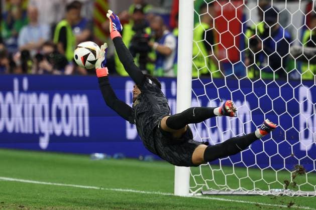 Sport Themen der Woche KW27 Sport Bilder des Tages Frankfurt Arena Frankfurt am Main, UEFA EURO, EM, Europameisterschaft,Fussball 2024 Germany, Monday 1 Jul 2024 Round of 16, Portugal - Slovenia, goalkeeper, Torwart Diogo Costa (Portugal) hält den 2.Elfmeter *** Frankfurt Arena Frankfurt am Main, UEFA EURO 2024 Germany, Monday 1 Jul 2024 Round of 16, Portugal Slovenia, goalkeeper, Goalkeeper Diogo Costa Portugal saves the 2 penalty kicks Copyright: JoaquimxFerreira