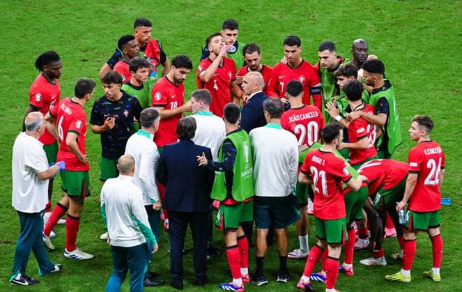 Coach Roberto Martinez Portugal speaks to his team, UEFA EURO 2024 Round of 16, Portugal vs Slovenia, Arena Frankfurt on July 01, 2024 in Frankfurt am Main, Germany Photo by Silas Schueller DeFodi Images Coach Roberto Martinez Portugal speaks to his team, UEFA EURO 2024 Round of 16, Portugal vs Slovenia, Arena Frankfurt on July 1, 2024 in Frankfurt am Main, Germany Photo by Silas Schueller DeFodi Images Defodi 738 738 PORSVN 20240701 287 Defodi-738
