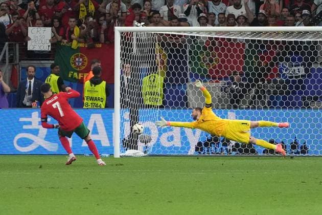 Cristiano Ronaldo Portugal, 07 converts his penalty against goalkeeper Jan Oblak Slovenia, Slovenia, 01 Frankfurt 01 07 2024 Portugal vs Slovenia, EURO2024, M41 Round of 16, EM Arena Frankfurt