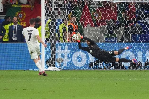 Benjamin Verbic Slovenia, Slovenia, 07 fails to score against goalkeeper Diogo Costa Portugal, 22 Frankfurt 01 07 2024 Portugal vs Slovenia, EURO2024, M41 Round of 16, EM Arena Frankfurt