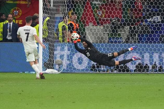Benjamin Verbic Slovenia, Slovenia, 07 fails to score against goalkeeper Diogo Costa Portugal, 22 Frankfurt 01 07 2024 Portugal vs Slovenia, EURO2024, M41 Round of 16, EM Arena Frankfurt