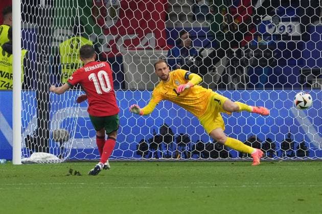 Bernado Silva Portugal, 10 converts the penalty against goalkeeper Jan Oblak Slovenia, Slovenia, 01 to win Frankfurt 01 07 2024 Portugal vs Slovenia, EURO2024, M41 Round of 16, EM Arena Frankfurt