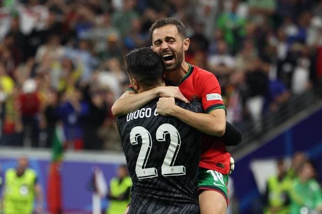 Frankfurt Arena Frankfurt am Main, UEFA EURO 2024 Germany, Monday 1 Jul 2024 Round of 16, Portugal Slovenia, goalkeeper, goalkeeper Diogo Costa Portugal and Bernardo Silva Portugal cheer after the end of the match Copyright: JoaquimxFerreira