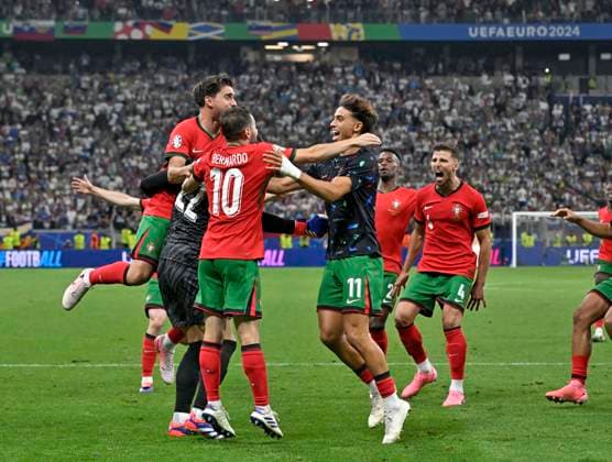 01 07 2024, Football UEFA EURO 2024, Round of 16, Portugal Slovenia, in the Frankfurt Arena Frankfurt am Main, The Spaniards cheer