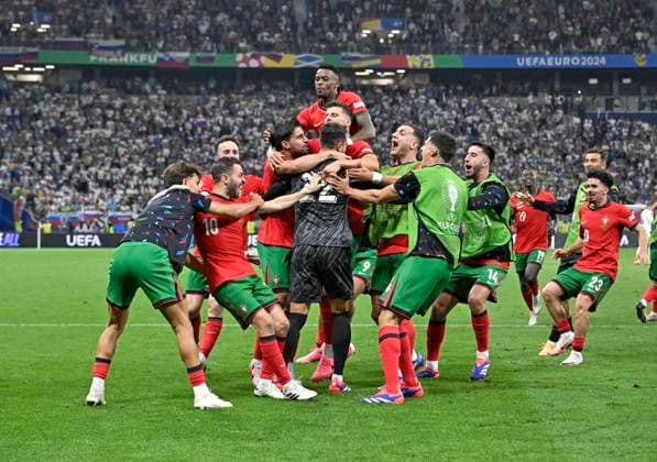 01 07 2024, Football UEFA EURO 2024, Round of 16, Portugal Slovenia, in the Frankfurt Arena Frankfurt am Main, The Spaniards cheer