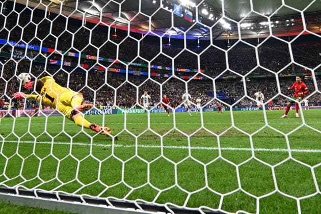 01 07 2024, xjhx, Football EM 2024 1 8 Final, Portugal Slovenia emspor, v l Jan Oblak Slovenia holds Cristiano Ronaldos penalty kick Portugal UEFA REGULATIONS PROHIBIT ANY USE OF PHOTOGRAPHS as IMAGE SEQUENCES and or QUASI VIDEO Frankfurt am Main