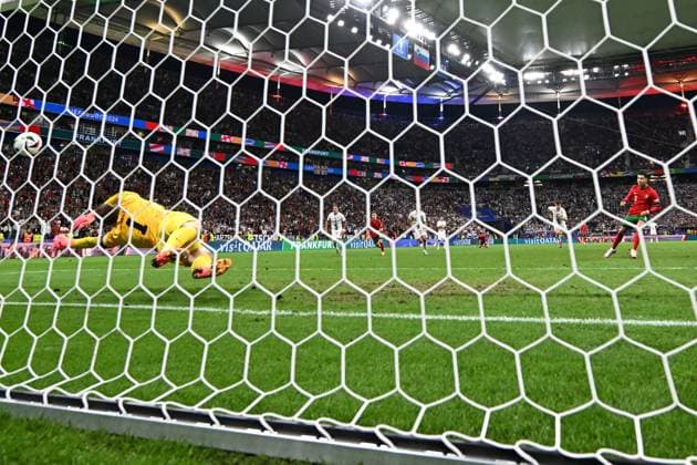 01 07 2024, xjhx, Football EM 2024 1 8 Final, Portugal Slovenia emspor, v l Jan Oblak Slovenia holds Cristiano Ronaldos penalty kick Portugal UEFA REGULATIONS PROHIBIT ANY USE OF PHOTOGRAPHS as IMAGE SEQUENCES and or QUASI VIDEO Frankfurt am Main