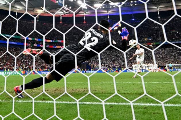 01 07 2024, xjhx, Football EM 2024 1 8 Final, Portugal Slovenia emspor, v l Diogo Meireles da Costa Portugal holds Benjamin Verbics penalty kick Slovenia UEFA REGULATIONS PROHIBIT ANY USE OF PHOTOGRAPHS as IMAGE SEQUENCES and or QUASI VIDEO Frankfurt am Main