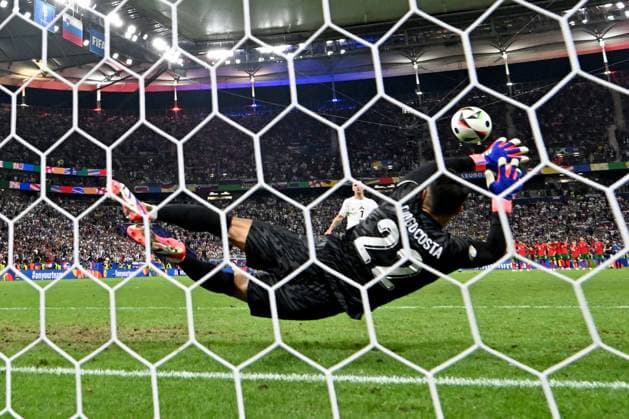 01 07 2024, xjhx, Football EM 2024 1 8 Final, Portugal Slovenia emspor, v l Diogo Meireles da Costa Portugal holds Benjamin Verbics penalty kick Slovenia UEFA REGULATIONS PROHIBIT ANY USE OF PHOTOGRAPHS as IMAGE SEQUENCES and or QUASI VIDEO Frankfurt am Main