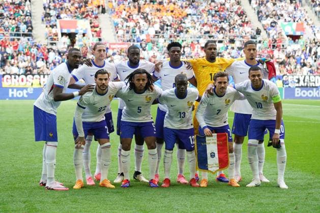 Football, UEFA Euro2024, Euro 2024, Round of 16, France Belgium, Düsseldorf Arena Düsseldorf , Back row f l Marcus Thuram,Adrien Rabiot, Upamecano, Aurielien Tchouameni, Mike Maignan, Wiliam Saliba, Front f l Theo hernandez, Jules Kounde, N™Golo Kante, Antoine Griezmann Kylian Mbappe all , Team photo, France