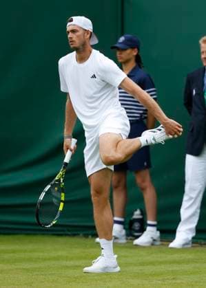 Maximilian Marterer GER stretches his leg Copyright: xJuergenxHasenkopfx