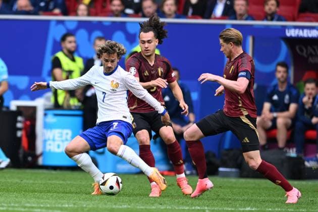 Antoine Griezmann (France) Arthur Theate (Belgium)Kevin De Bruyne (Belgium) during the UEFA EURO, EM, Europameisterschaft,Fussball Germany 2024 match between France 1-0 Belgium at Dusseldorf Arena on July 01, 2024 in Dusseldorf , Germany. Noxthirdxpartyxsales  (258328765)