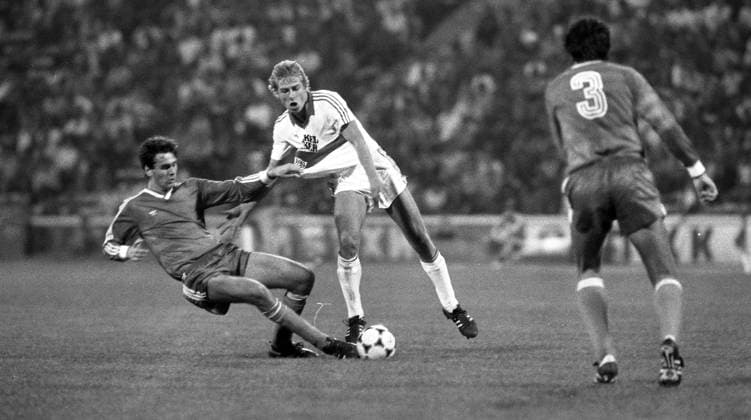 Archivbilder der Woche SPORT KW27 19.09.84 Levski Sofia - VfB Stuttgart Bulgarien, Sofia, 19.09.1984, Fussball, Europapokal der Landesmeister, 1. Runde, Levski Sofia - VfB Stuttgart (1:1): Jürgen Klinsmann (VfB Stuttgart). *** 19 09 84 Levski Sofia VfB Stuttgart Bulgaria, Sofia, 19 09 1984, Football, European Champion Clubs Cup, 1 round, Levski Sofia VfB Stuttgart 1 1 Jürgen Klinsmann VfB Stuttgart