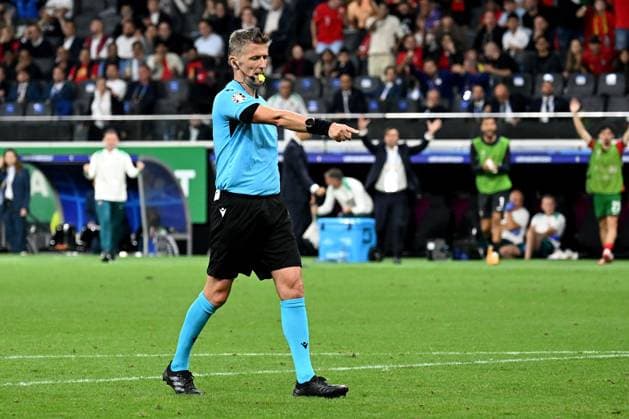 01 07 2024, xjhx, Football EM 2024 1 8 Final, Portugal Slovenia emspor, v l Referee Referee Daniele Orsato Italy decides on penalty, this is awarded by Cristiano Ronaldo Portugal against Jan Oblak Slovenia afterwards UEFA REGULATIONS PROHIBIT ANY USE OF PHOTOGRAPHS as IMAGE SEQUENCES and or QUASI VIDEO Frankfurt am Main