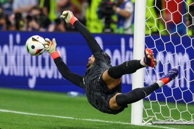Frankfurt Arena Frankfurt am Main, UEFA EURO 2024 Germany, Monday 1 Jul 2024 Round of 16, Portugal Slovenia, goalkeeper, Goalkeeper Diogo Costa Portugal saves the 2 penalty kicks Copyright: JoaquimxFerreira