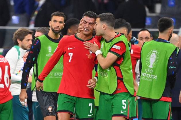 Cristiano RONALDO POR , cries after missing a penalty and before the start of extra time, is consoled by Diogo DALOT POR consolation round of 16 Portugal POR Slovenia SVN 3 0 i E on 01 07 2024, Frankfurt Arena Football UEFA EURO 2024 GERMANY from 14 06 2024 14 07 2024