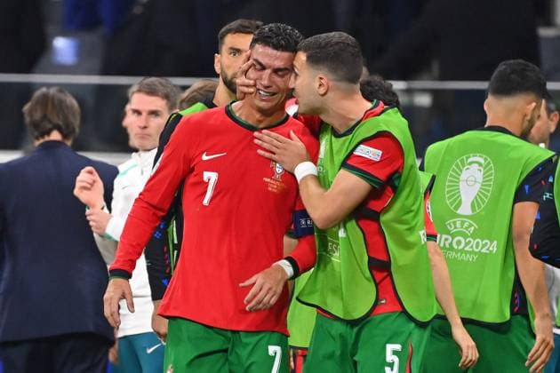 Cristiano RONALDO POR , cries after missing a penalty and before the start of extra time, is consoled by Diogo DALOT POR consolation round of 16 Portugal POR Slovenia SVN 3 0 i E on 01 07 2024, Frankfurt Arena Football UEFA EURO 2024 GERMANY from 14 06 2024 14 07 2024
